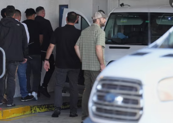 Trump administration sets quota to arrest 3,000 people a day in anti-immigration agenda The target was delivered by Stephen Miller and Kristi Noem, and triples figures from earlier this year José Olivares in New York Thu 29 May 2025 23.14 BST Share The Trump administration has set aggressive new goals in its anti-immigration agenda, demanding that federal agents arrest 3,000 people a day – or more than a million in a year. The new target, tripling arrest figures from earlier this year, was delivered to Immigration and Customs Enforcement (Ice) leaders by Stephen Miller, the White House deputy chief of staff, and Kristi Noem, the Department of Homeland Security (DHS) secretary, in a strained meeting last week. The intense meeting, first reported by Axios and confirmed by the Guardian, involved Ice officials from enforcement and removal operations (ERO) and homeland security investigations (HSI) – both separate offices within DHS. ERO is in charge of immigration enforcement, including arrests, detention and deportation, while HSI typically focuses on investigating transnational crime, such as drug trafficking, human smuggling and the spread of online child abuse. The 21 May meeting in Washington DC is the latest example of the increasing pressure being placed on officials nationwide to increase the number of arrests of immigrants, as the administration doubles down on its anti-immigration agenda. The latest phase of the crackdown includes new tactics, such as mandating federal law enforcement agents outside Ice to assist in arrests and transports, more deputizing of compliant state and local law enforcement agencies, and arresting people at locations that were once protected, like courthouses. ice composite Trump officials increasingly recruit local police for immigration enforcement despite ‘red flags’ Read more “ This administration came into office with the illusion that they had been given a broad mandate to effectuate an aggressive immigration enforcement agenda, and they are doubling down now on that agenda,” said Nayna Gupta, the policy director for the American Immigration Council. “ Public polling is showing decreasing support for Trump’s immigration agenda, as Americans wake up to the reality that mass deportation means arrests of our neighbors and friends, masked agents in our communities and people afraid to go to work and show up to school, in ways that undermine our local economies.” Helter-skelter action has led to citizens caught up in the dragnet, Ice skirting due process – to the chagrin of the supreme court and lower courts – over-crowding in detention centers, arrests based on ideology and officials deporting people to third countries. “The sweeping Ice raids and arrests are hitting families, longtime residents, children and communities in a way never seen before,” said Jesse Franzblau, the associate director of policy for the National Immigrant Justice Center. As the number of people crossing the border into the US without authorization has plummeted even further than after the final Biden crackdown, operations in the US interior have increased. “Under Secretary Noem, we are delivering on President Trump’s and the American people’s mandate to arrest and deport criminal illegal aliens and make America safe,” Tricia McLaughlin, the homeland security assistant secretary, said in a statement. But even if the new target is fulfilled, it’s a far cry from Trump’s election campaign pledges to deport 15m to 20m people, which itself is more than the estimated 11m undocumented population. Agents with the FBI, HSI, Drug Enforcement Administration, Bureau of Alcohol, Tobacco, Firearms and Explosives and other federal law enforcement agencies have been co-opted from normal priorities to carry out immigration enforcement work. Current and former federal officials told the Guardian there is concern that important non-immigration-related investigations are falling by the wayside as a result. There has also been a huge escalation by local police and sheriff’s departments assisting, deputized by Ice to perform federal immigration arrests under a program called 287(g). Ice has also been targeting unusual places. On Tuesday, Ice and several other federal law enforcement agencies arrested roughly 40 people on the Massachusetts islands of Nantucket and Martha’s Vineyard. The US Coast Guard transported those apprehended, Ice said, angering some residents, local media reported. The agency has also been arresting people at courthouses throughout the country – a trend that has troubled advocates and policy analysts. “We’re seeing the Trump administration take the unprecedented step of arresting non-citizens who are following the government’s rules and procedures, and showing up for their court hearings,” said Gupta. “ They are desperate to reach a certain number of arrests per day. And the only way they can find non-citizens easily and quickly is to go to the courthouses, where they [immigrants] are doing exactly what they’re supposed to do.” On Wednesday, sources told the Guardian that officials had arrested people at two separate immigration courts in New York City. The outlet the City observed seven people arrested in a lower Manhattan court. Internal documents accessed by the Washington Post show Ice officers in more than 20 states have been instructed to arrest people at courthouses immediately after a judge orders them deported or after their criminal cases are dropped and they try to leave. The number of people held in detention by Ice reached 49,000 by 18 May, an increase of more than 10,000 since Trump took office, with the agency using local jails and federal prisons to hold immigrants, amid overcrowding. Austin Kocher, an assistant research professor at Syracuse University who closely tracks immigration detention data, said of the 3,000 daily arrest quota: “ The big question for me is: where are they going to put people?” Meanwhile, last month, the Trump administration ordered immigration judges to quickly dismiss cases by denying asylum seekers a hearing. The directive “has nothing to do with efficiency – it’s about slamming shut the courthouse door on people who have the right to seek asylum and a fair day in court”, Shayna Kessler, the director of the Advancing Universal Representation initiative at the Vera Institute of Justice, said. On Capitol Hill, the major spending bill passed by the House would balloon spending for immigration enforcement, at the US-Mexico border and in the interior, while cutting everyday services. Section of Trump's border wall Trump’s new border wall will threaten wildlife in an area where few people pass Read more “The administration is on a reckless spending spree, counting on Congress to bail them out for overspending hundreds of millions of dollars in private prison contracts with ties to top-level officials,” Franzblau said. He concluded: “It is beyond cruel to superfund Ice’s rampant violations of constitutional protections and expand the deadly immigration detention and enforcement apparatus.” Miller confirmed to Fox News on Wednesday that the White House was setting a goal for Ice to arrest at least 3,000 migrants per day, far above an earlier 1,000 per day arrest quota. Reuters reported later on Thursday that the Trump administration was removing two senior immigration enforcement officials amid demands to step up enforcement, three people familiar with the move said. Top Ice officials Kenneth Genalo and Robert Hammer will be pulled from their posts, the people told the news agency, requesting anonymity to discuss the shift. DHS denied that they were pushed out.